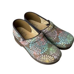 Dansko Vegan Starburst Floral Shoes Clogs Size 40 Nursing 9.5/10